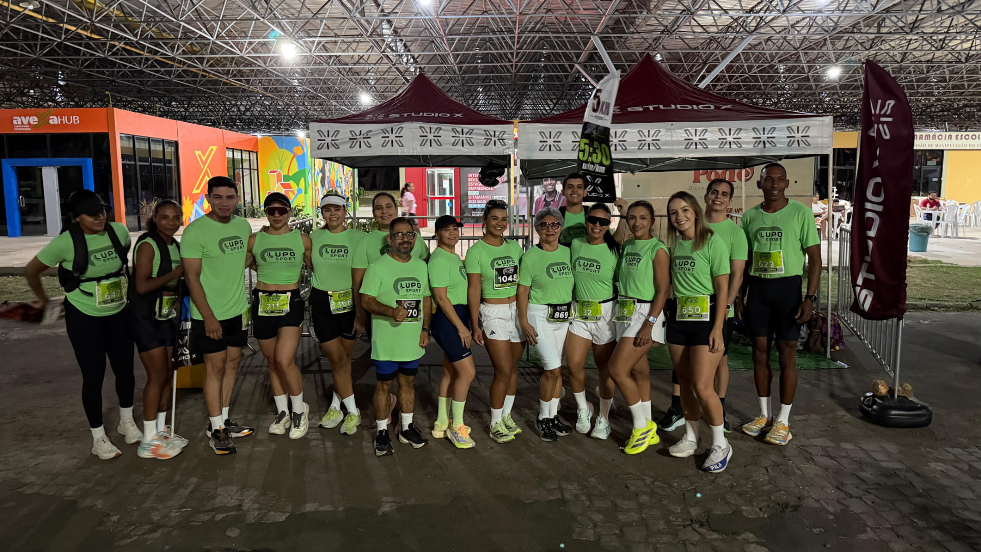 Alunos do Studio X comemorando juntos após uma prova de rua