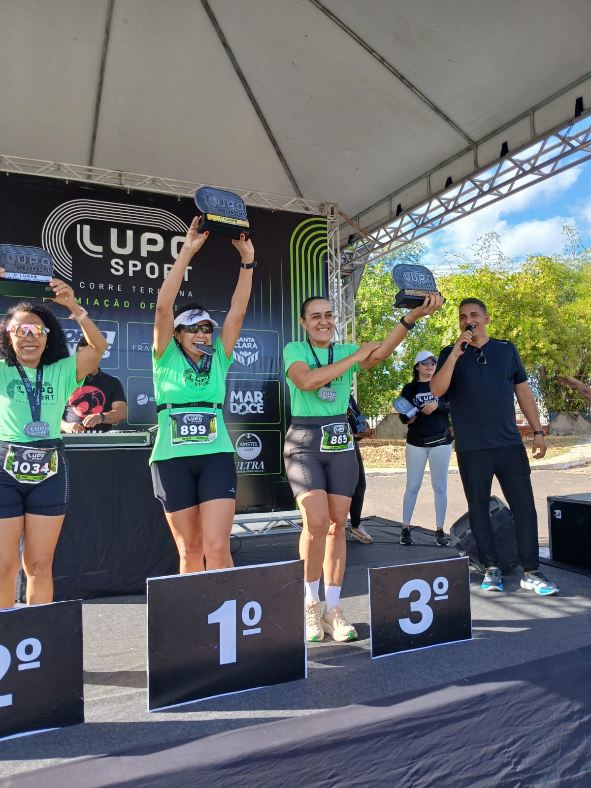 Alunas do Studio X no pódio de uma corrida de rua em Teresina