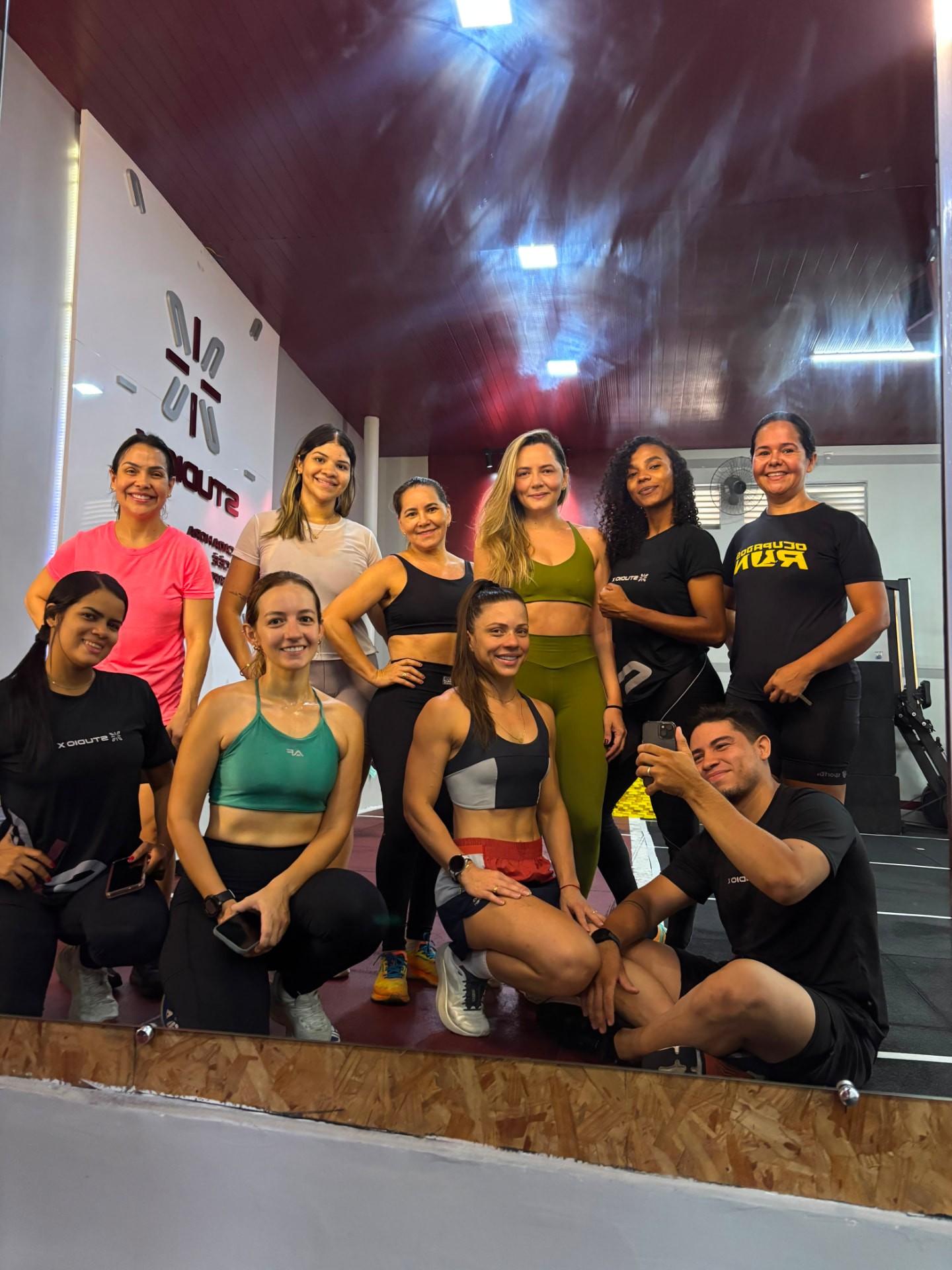 Turma feminina do Studio X após o treino funcional