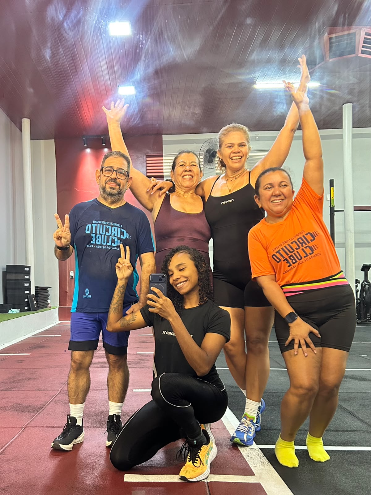 Alunos da escola de corrida celebrando após o treino